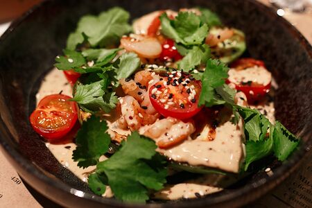 Креветки с авокадо, брокколи и кунжутным соусом