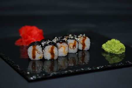 Мини-ролл с угрем