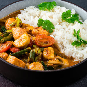 Желтое карри с лососем и бананами