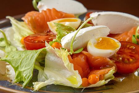 Салат с лососем, перепелиным яйцом и творожным кремом