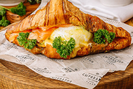 Бенедикт с лососем в круассане