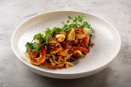 Удон с тигровыми креветками, лососем и кальмаром