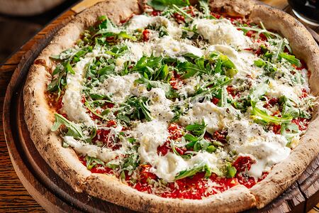 Пицца с вялеными томатами и оливками