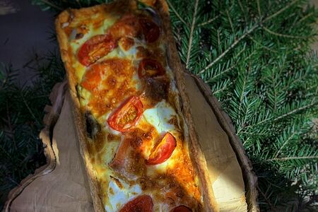 Киш с рыбкой и помидорами