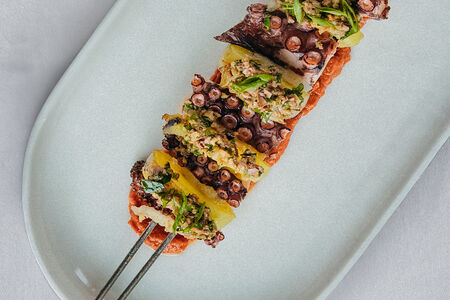 Осьминог с картофелем и хариссой