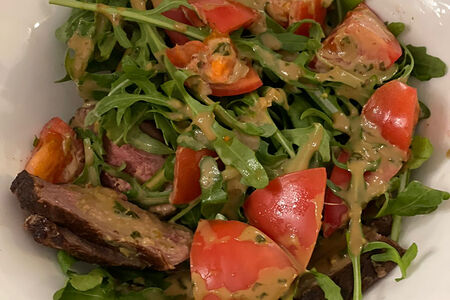 Стейк-салат с говяжьей вырезкой, рукколой и томатами