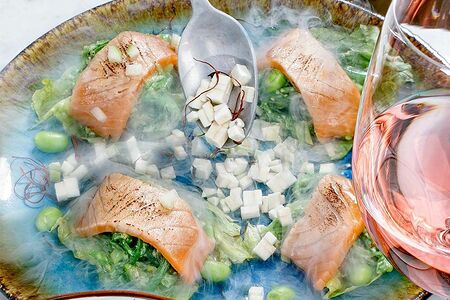 Чука с обожженным лососем и ореховым соусом