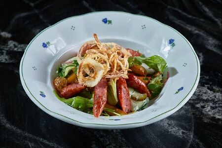 Салат с баварскими колбасками