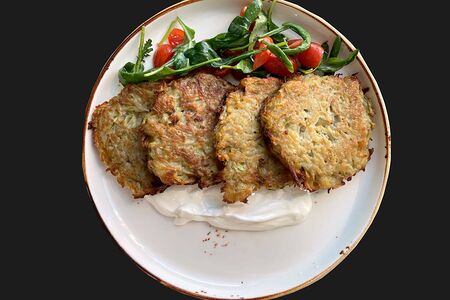 Картофельные драники со сметаной