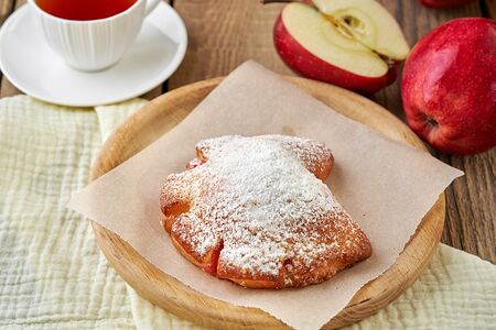 Майская булочка с яблоком