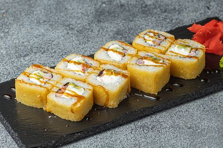 Жареный ролл с креветкой