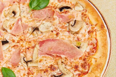 Пицца с ветчиной и грибами