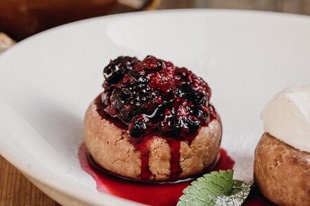 Годжи сырники с ягодным соусом