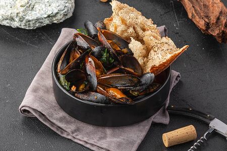 Чёрные мидии с оливками Каламата в томатном соусе