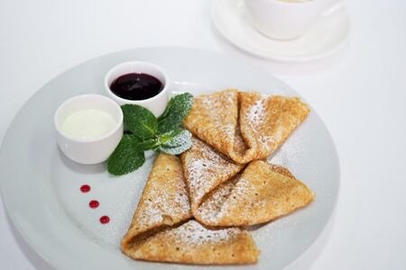 Блинчики со сметаной и джемом