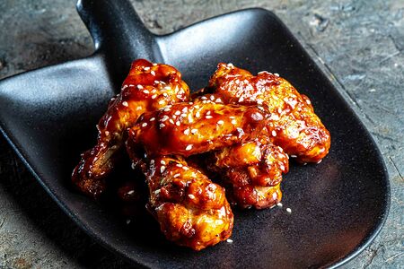 Куриные крылья с соусе BBQ и кунжуте