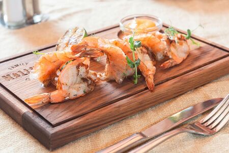 Креветки гриль с соусом том ям