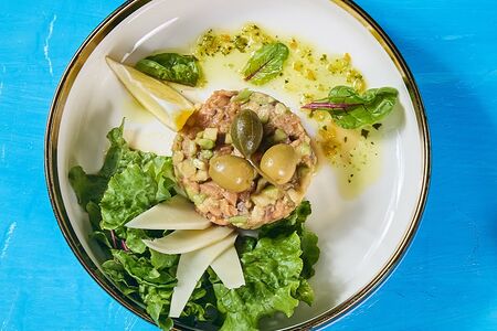 Тартар из лосося из авокадо под азиатской заправкой