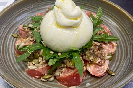 Сливочная буррата с томатами