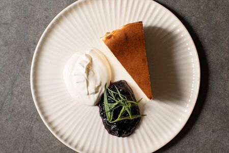 Запеканка творожная с ягодным джемом и сметаной