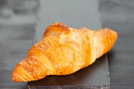 Круассан с малиной и заварным кремом