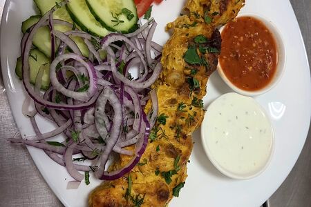 Шашлык куриный с гарниром и салатом