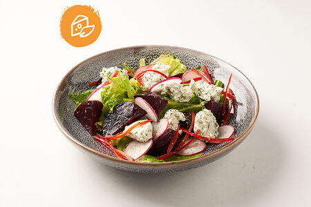 Салат с печеной свеклой и сливочным сыром