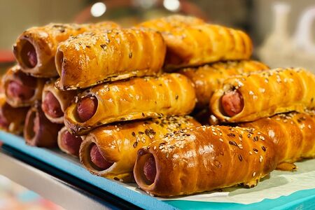 Молочная сосиска в тесте, по-домашнему