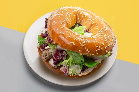 Бейгл с индейкой и брусничным соусом