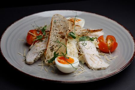 Салат Цезарь с курицей