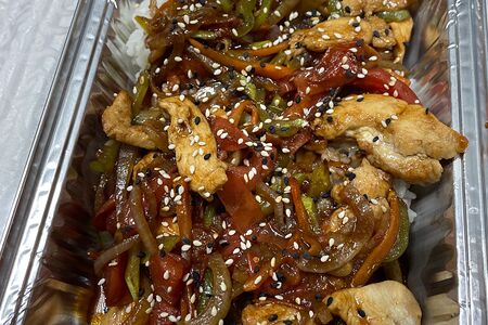Курица с овощами в остром соусе