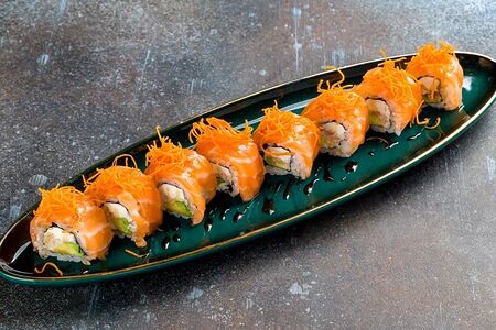 Ролл с лососем, крабом и нитями из батата