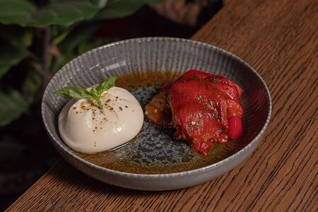 Буррата с печеным перцем