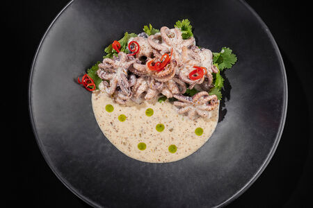 Мини-осьминоги с кинзой и кунжутным соусом