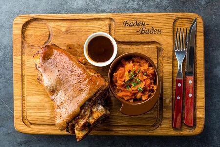 Большая запеченная свиная рулька