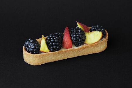 Тарталетка Персик-ежевика