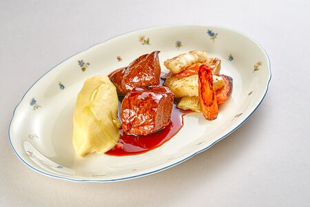 Телячьи щечки с корнеплодами