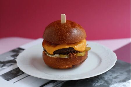 Говяжий бургер с джемом из бекона