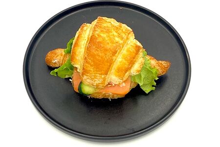 Круассан с семгой
