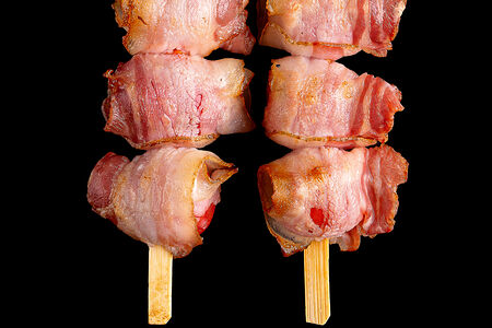 Шашлычок из помидоров черри в беконе