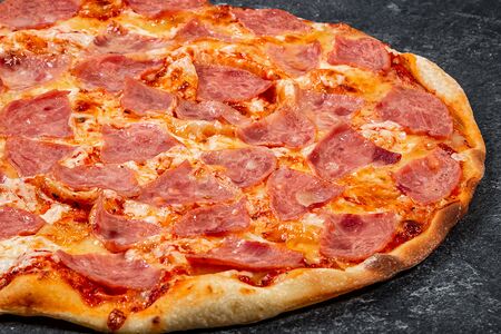 Пицца с ветчиной и сыром