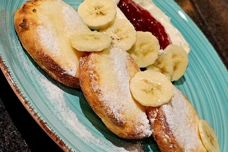 Сырники с малиновым вареньем и сметаной