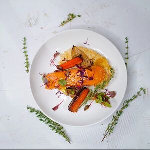 Стейк из форели с чесночным киноа и шпинатом