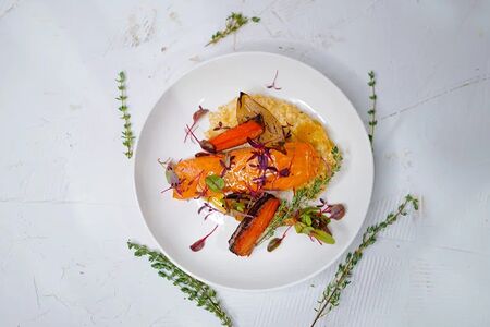 Стейк форели с овощами конфи