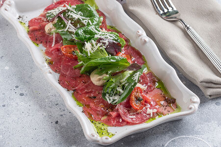 Карпаччо из спинки ягненка с муссом из печеного баклажана и вялеными томатами