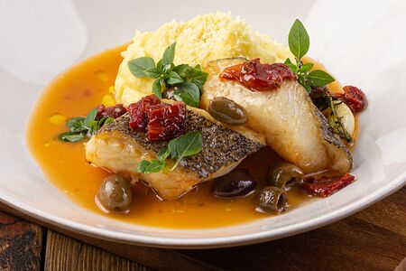 Палтус с картофельным пюре и пармезаном