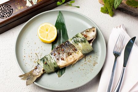 Сибас, запеченный целиком в соляной печи