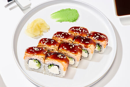 Ролл с опаленным лососем и соусом терияки