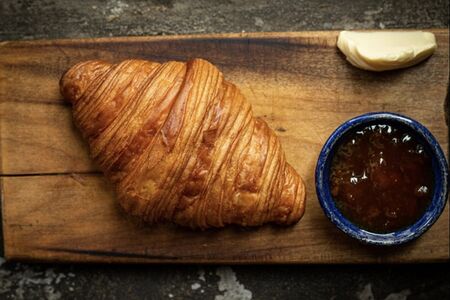 Круассан с абрикосовым джемом