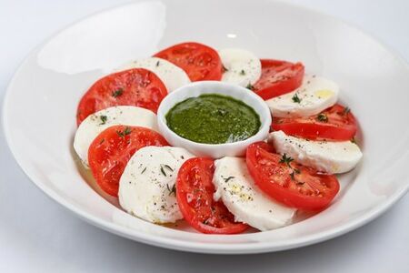 Моцарелла с помидорами и песто